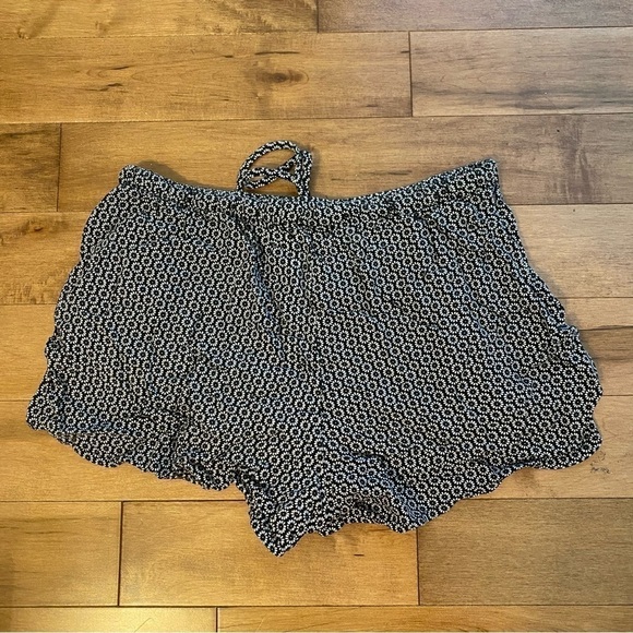 Brandy Melville Floral Pattern Sleep Comfy Shorts in Black / White • ONE SIZE 🌻 - Picture 2 of 5